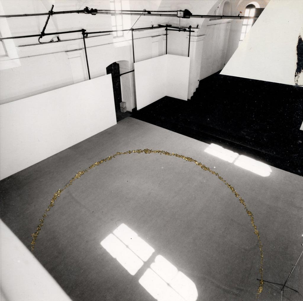 Angeli, 1989, installazione, polvere dorata, diametro cm. 350