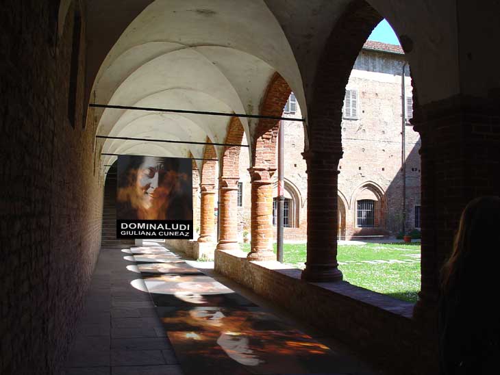 Domina Ludi, 2002, vedute dell'installazione. Chiostro San Domenico, Casale Monferrato, 2005